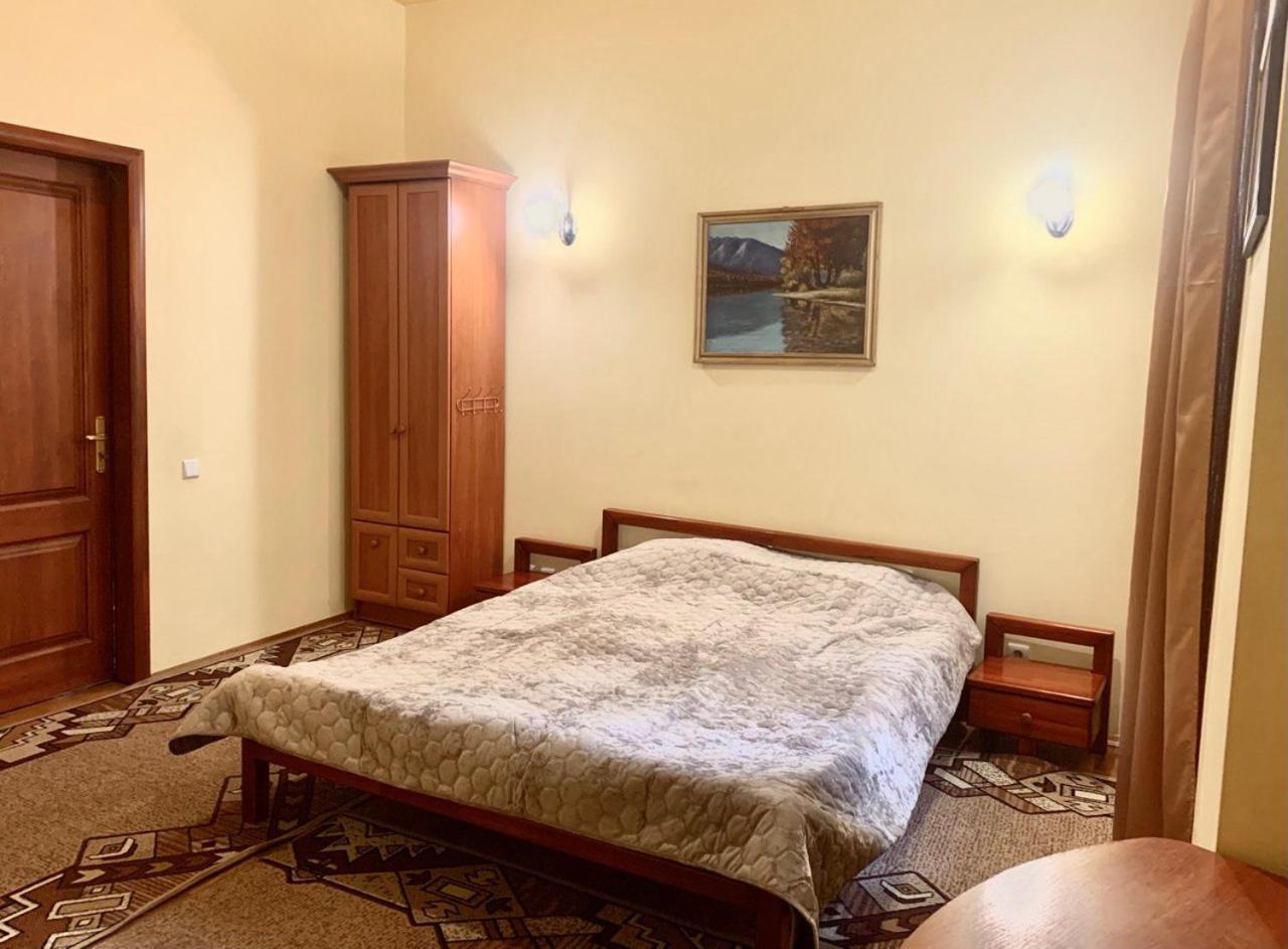 Apartament-Minihotel Elpida Lviv Bagian luar foto